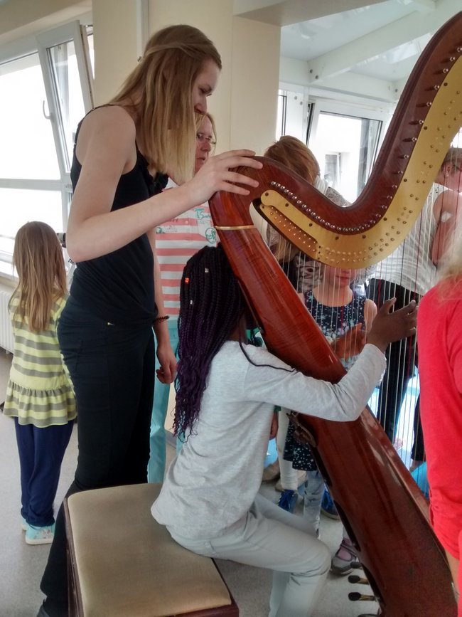 Konzerte für Kinder und Jugendliche, die nicht die Gelegenheit und Kraft haben, ein öffentliches Konzert zu besuchen
