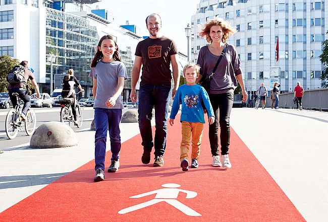 "Zu Fuß zur Schule und zum Kindergarten"