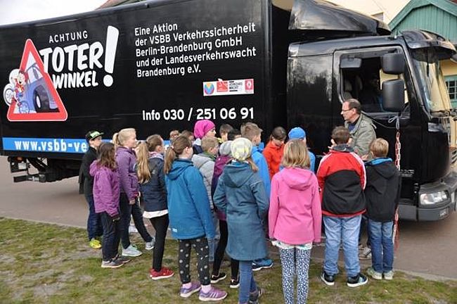 Informationskampagne "Die Gefahren des toten Winkels am LKW"