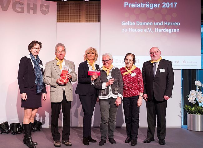 Gelbe Damen und Herren zu Hause