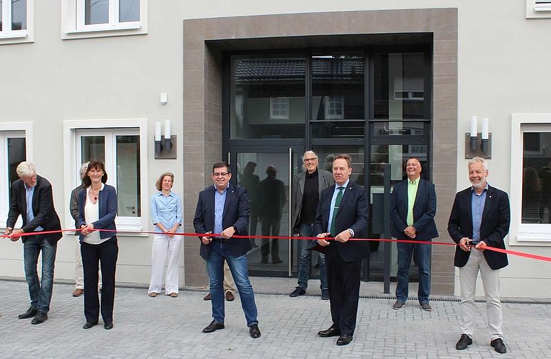 Eröffnung des Ärztehauses mit Vorstand, Bürgermeister und Aufsichtsrat