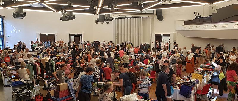 Menschen auf Schnäppchenjagd