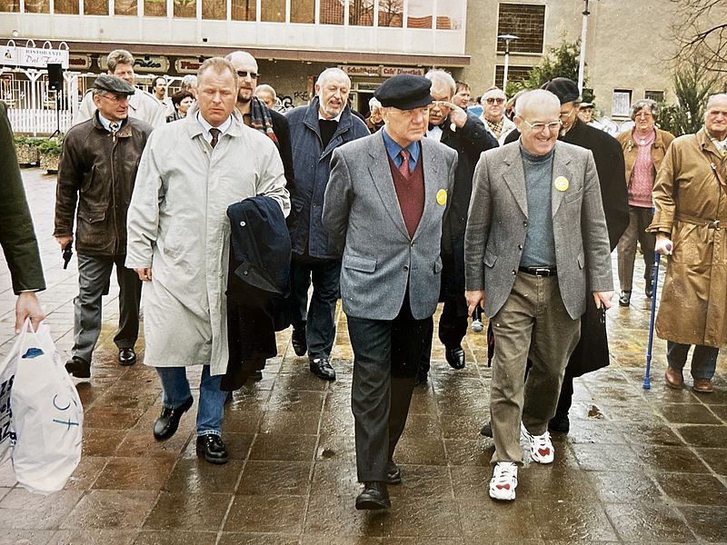 Der damalige brandenburgische Ministerpräsident Manfred Stolpe (Mitte) besucht den Lauf der Sympathie.