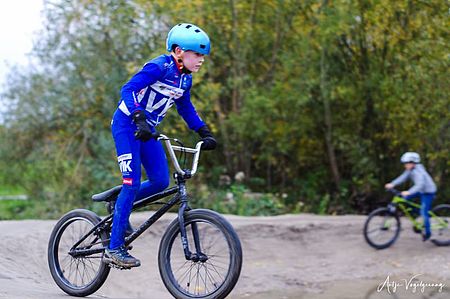 Kind fährt BMX