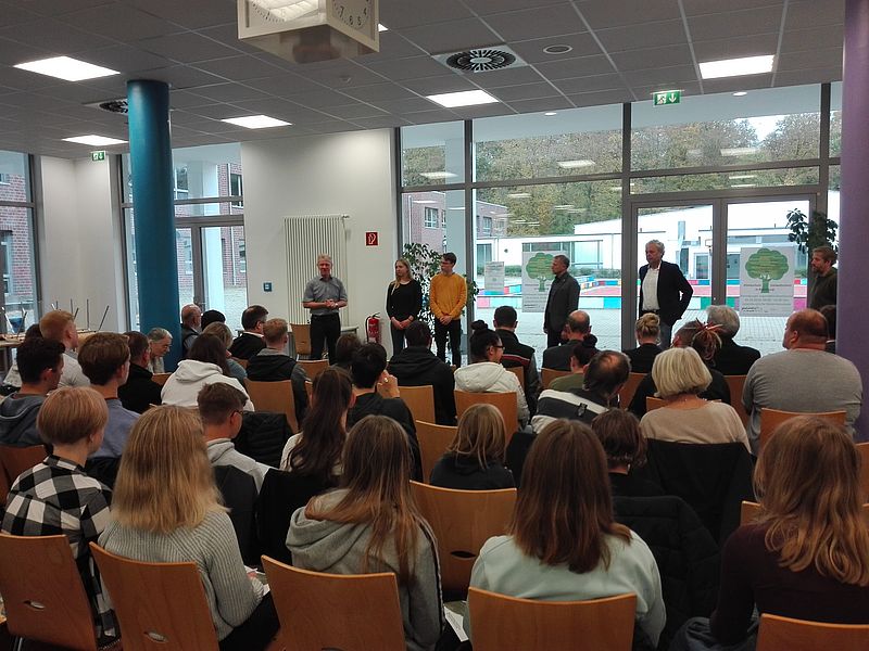 Bauausschussvorsitzender Werner Rütz (li.) begrüßt die zahlreichen Teilnehmer der 1. Ratzeburger Jugendklimakonferenz in der Lauenburgischen Gelehrtenschule zusammen mit (vl.) Lina Hansen (Friday for Future), Marten Koch (Jugendbeiratsvorsitzender), Bürgermeister Gunnar Koech, Schulleiter Thomas Engelbrecht und Moderator Lars Hartwig
