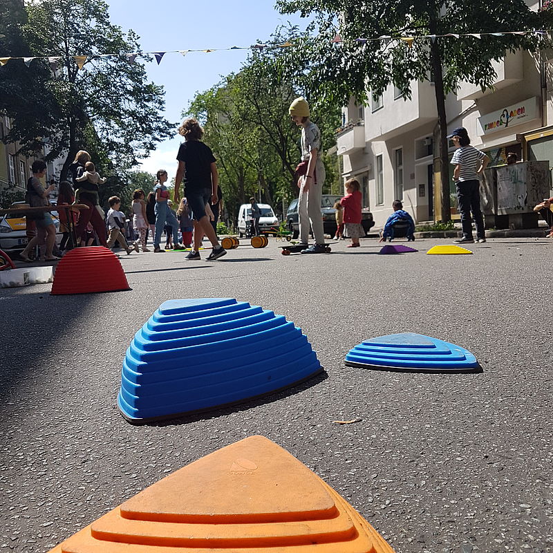 Menschen auf der Spielstraße.