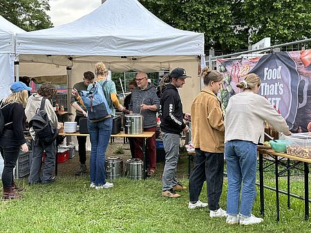 Ausgabe von Speisen aus gerettetem Essen