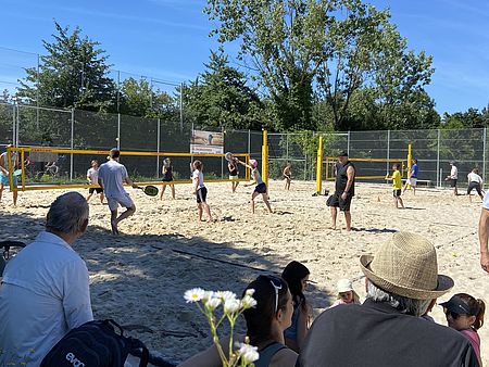 Vorstand auf Beachanlage im Sonnenuntergang