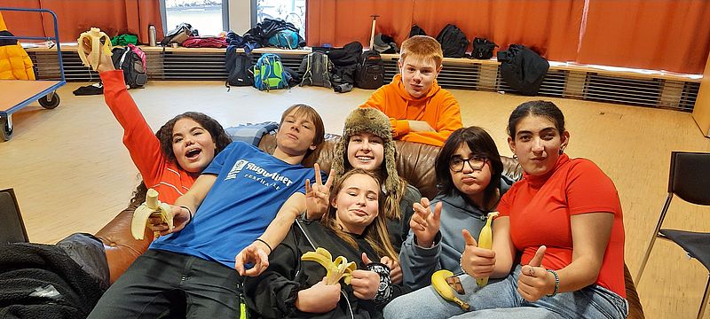 Schülergruppe auf Sofa