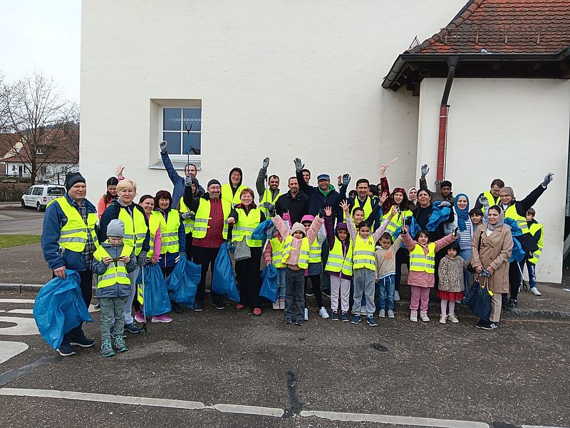 Gruppenbild der Teilnehmer*innen von Pyramidea bei der kommunalen Markungsputzete