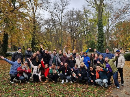 Junge Menschen jubeln für ein Gruppenfoto