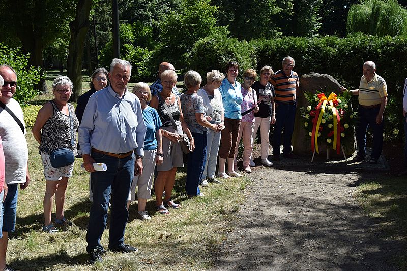 Reisegruppe mit Herrn Lietsch (vorn) bei Kranzniederlegung