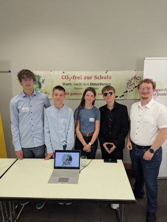 Schülergruppe präsentiert sich
