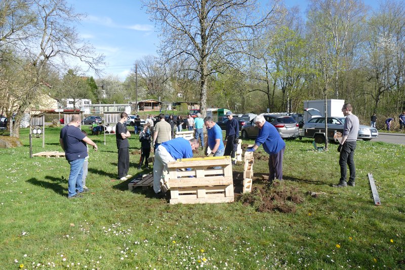 Menschen bauen Hochbeete in Ottweiler-Lautenbach auf