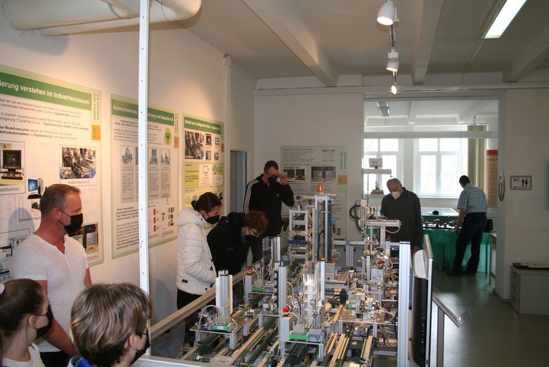vollständige digital gesteuerte Montagestraße Stand Industrie 4.0 in Aktion