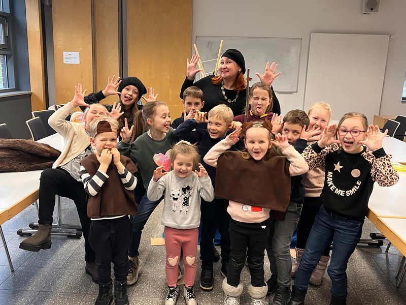 Ukrainische und deutsche Kinder bei einer Theaterprobe.