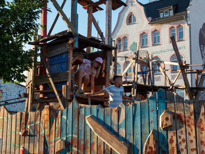 Kinder auf selbstgebauten Klettergerüsten