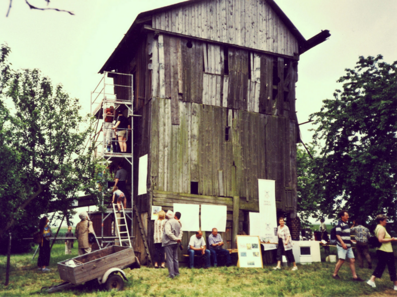 Menschen reparieren eine ruinöse Windmühle