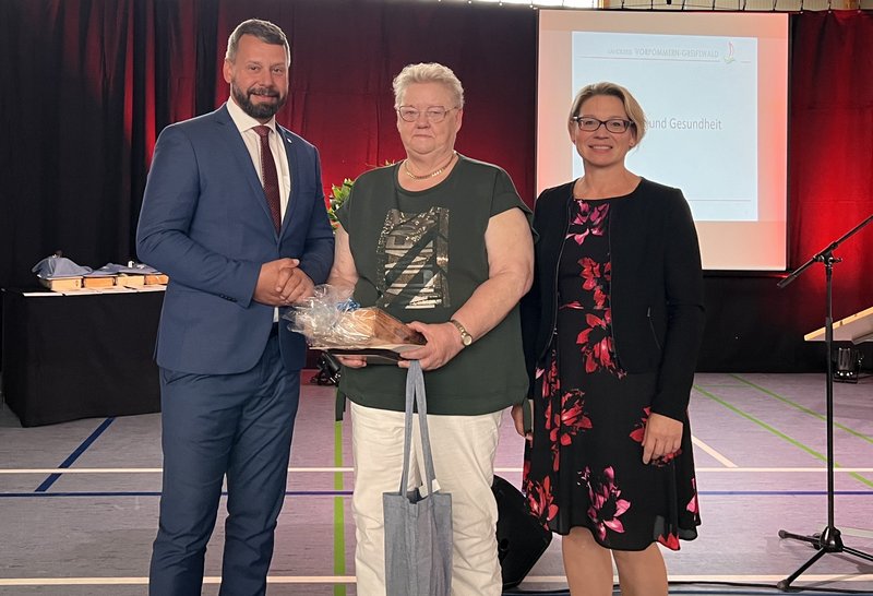 Brigitte Mühlbrandt (mittig) bei der Preisverleihung des Ehrenamtspreises vom Landkreis Vorpommern-Greifswald