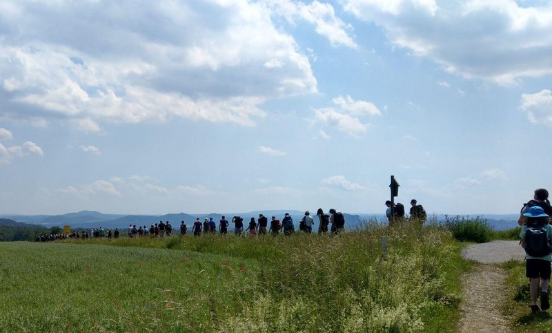 Menschen auf Aussichtspunkt auf die Burg Hohnstein