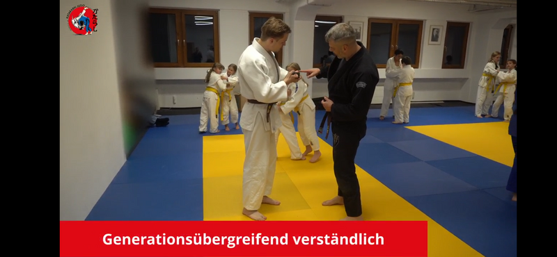 Eine jüngere Person erklärt einer älteren Person die Technik