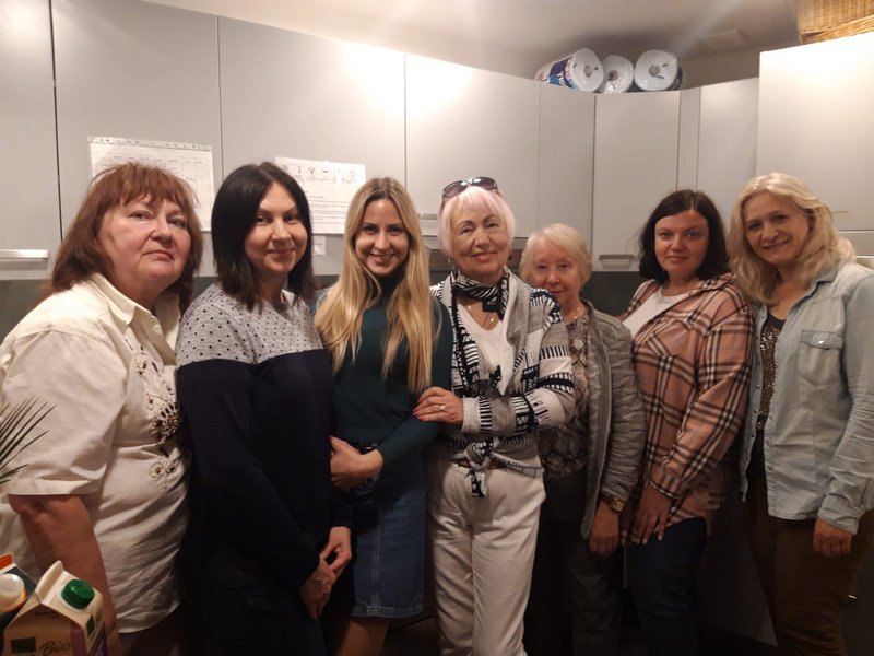 Ludmilla, Tanja, Katja, Tamara, Nadja, Julia und Olha in der Küche der Immanuelkirche Kassel bereiten Kaffee und Kuchen vor