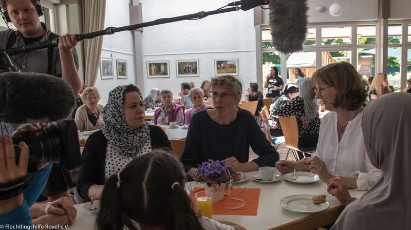 Ein nettes älteres Ehepaar in Roxel bietet seit einigen Jahren der Flüchtlingshilfe an, zweimal im Jahr ihre Obstbäume leer zu pflücken. Das bereitet allen sehr viel Freude. 
