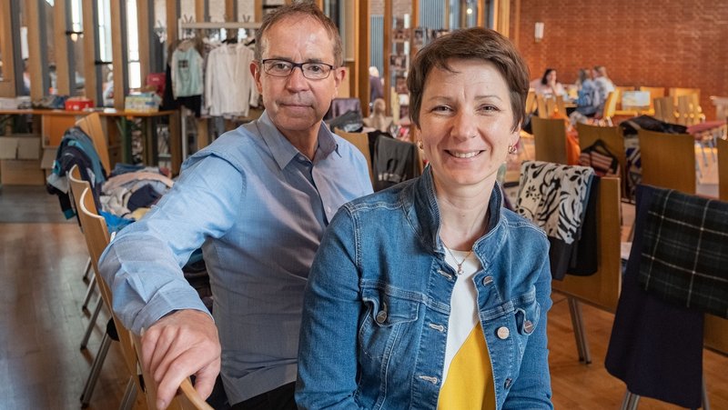 Natalia Dumova und Jochen Löber in der mit Kleiderspenden ausgelegten Immanuelkirche Kassel