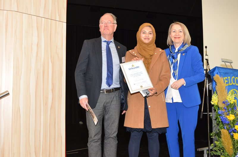 Madiha erhält den 1. Preis für den Young Ambassador