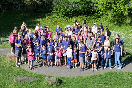 Gruppenfoto von Familien auf dem Jahrestreffen