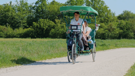 Rikscha mit Fahrgast unterwegs