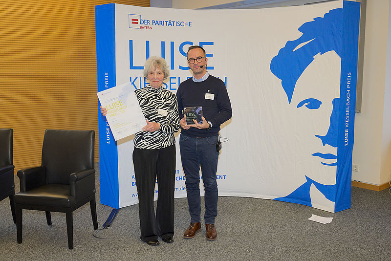 Inge Weiß erhält den Luise Kiesselbach Preis