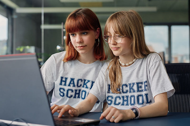 Zwei Mädchen entdecken das Programmieren am Computer