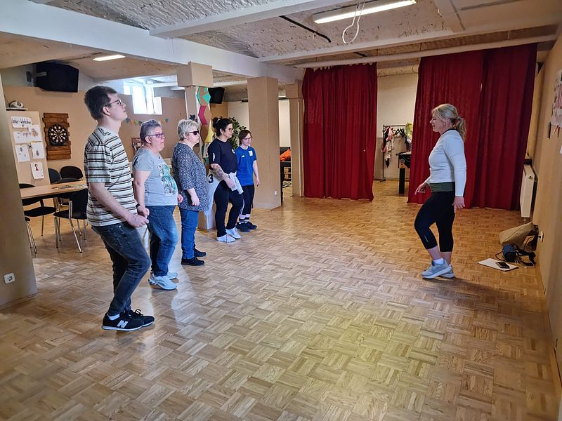 Die Inklusionssportgruppe macht Übrungen zur Musik