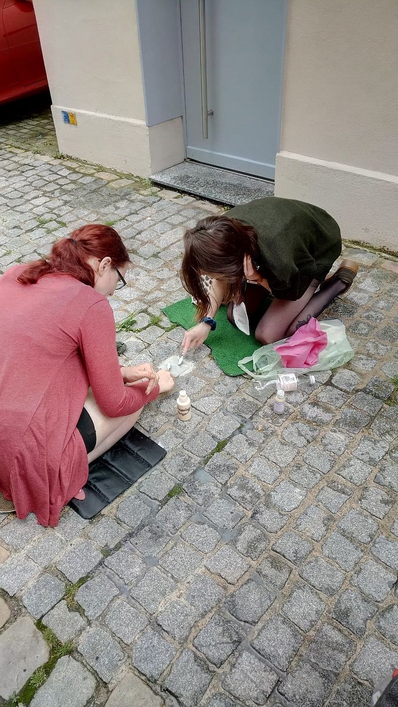 Vereinsmitglieder reinigen Stolpersteine in Regensburg