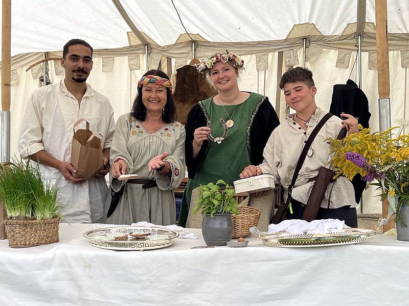 Foyerensemble mit saisonalen regionalen Lebensmitteln