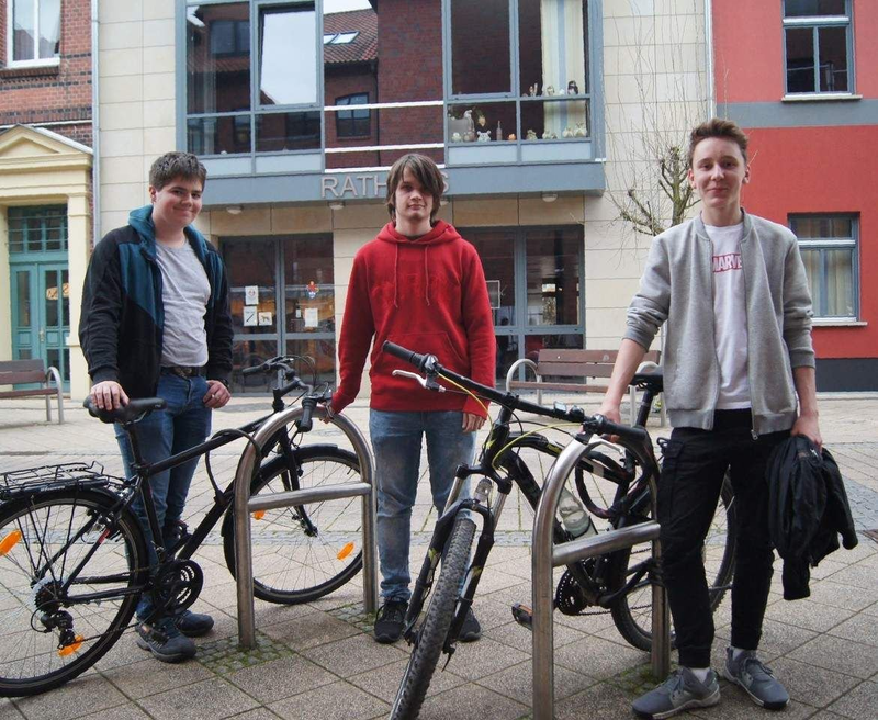 Drei Jugendliche stehen hoffnungsvoll vor dem Rathaus in Wolmirstedt.