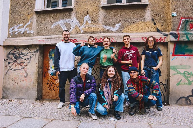 Menschen stehen vor der Fassade der Kardinal-Albrecht-Straße 5 und lächeln in die Kamera