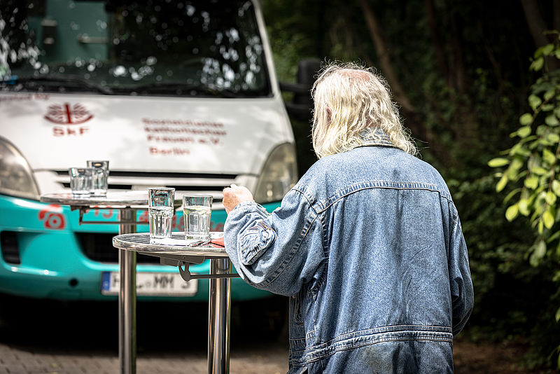 im Hintergrund das Duschmobil des SKF