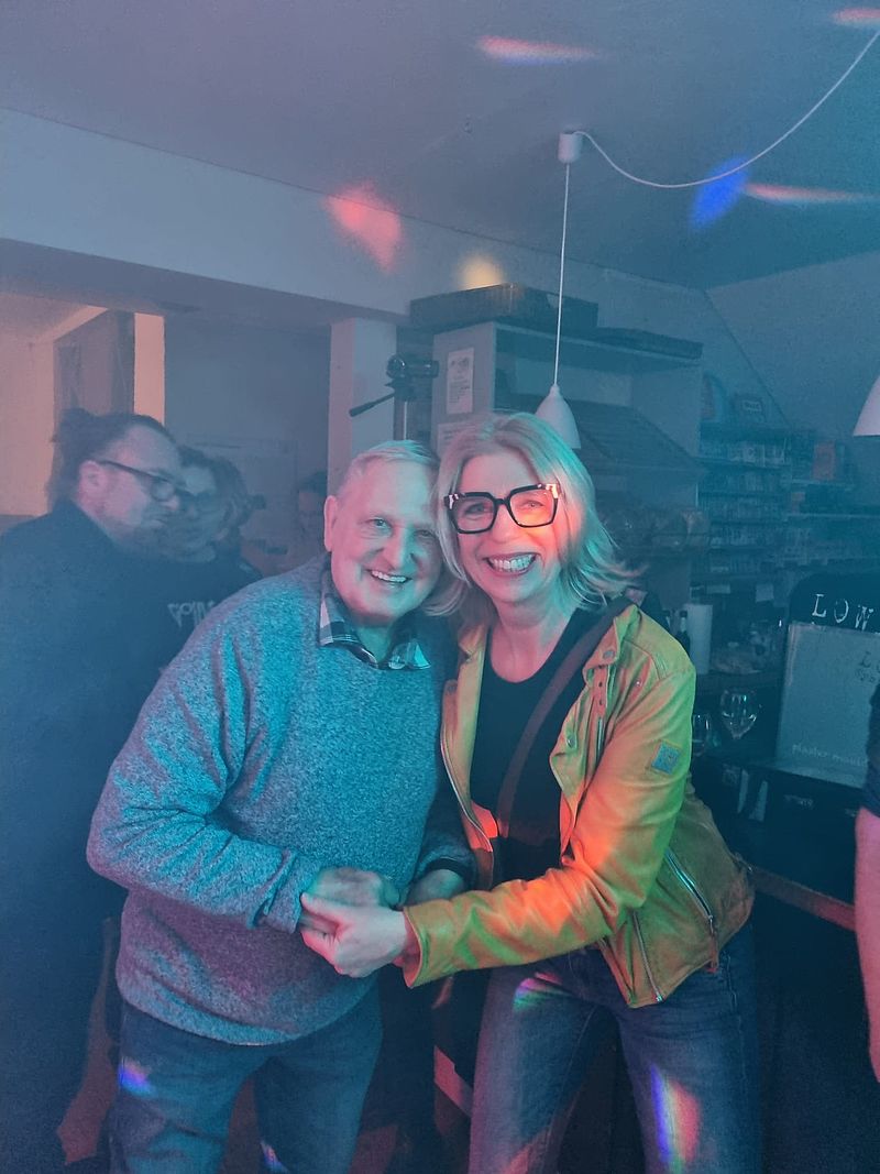 Zwei Besucher/-innen eines Konzertes