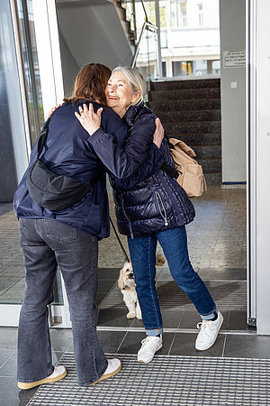 Seniorin Karla und Ehrenamtliche Nicole begrüßen sich