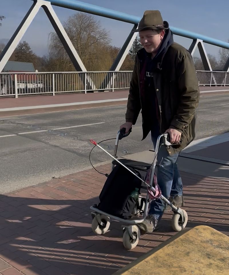 Jugendliche konfrontieren den Bürgermeister mit ihren Untersuchungsergebnissen zur Barrierefreiheit der Rathäuser 1/2