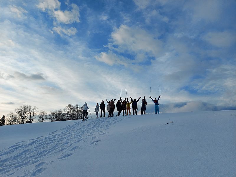 Jugendliche wandern im Schnee