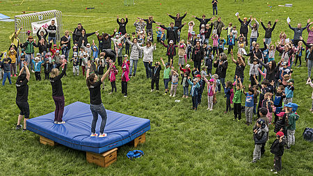 Heike Leopold beim Kinderturnen
