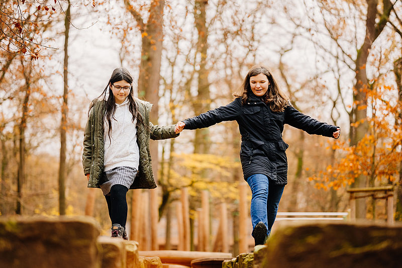 Balu und Mogli balancieren im Wald