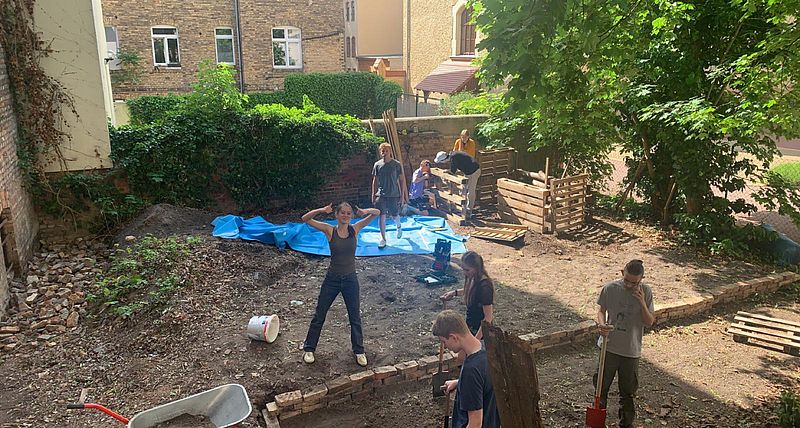 Gartenarbeit und Bau eines Hochbeets