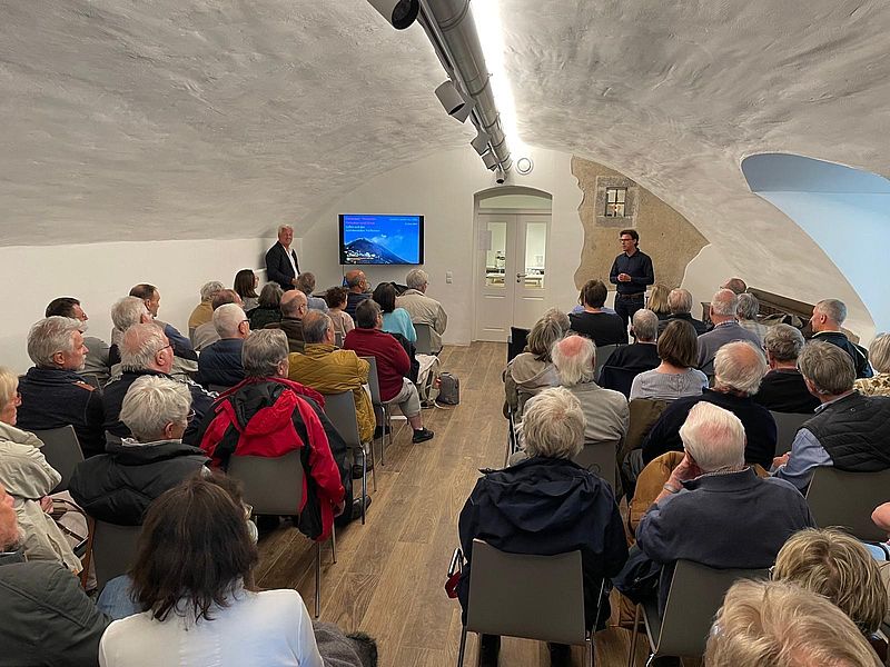 Vortragsveranstaltung im Kellergewölbe des Gästehauses. 