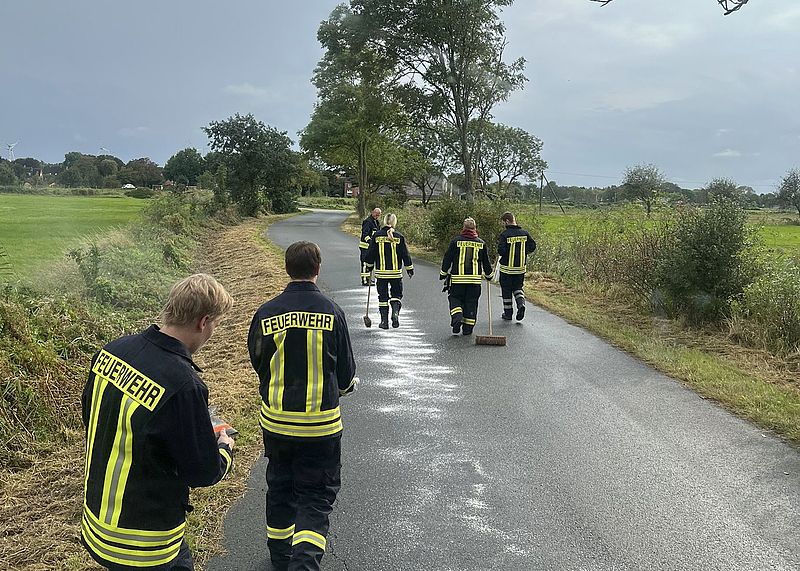 Reyk Janßen vor einem Gerätewagen-Sanität