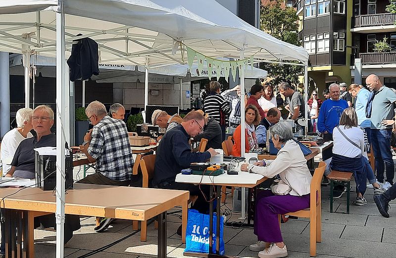 Weißes Lampionfest mit Livemusik.