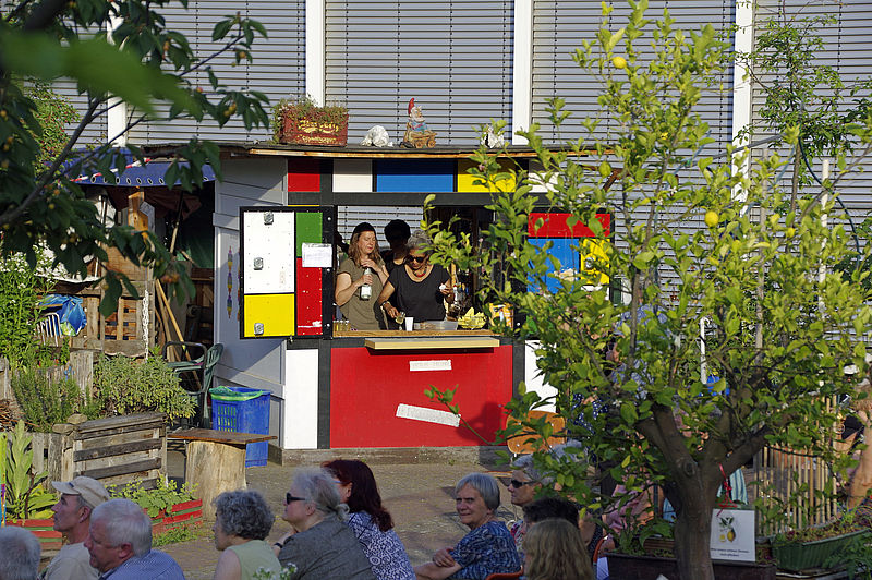 Gartencafé a la Mondrian aus einer Transportkiste